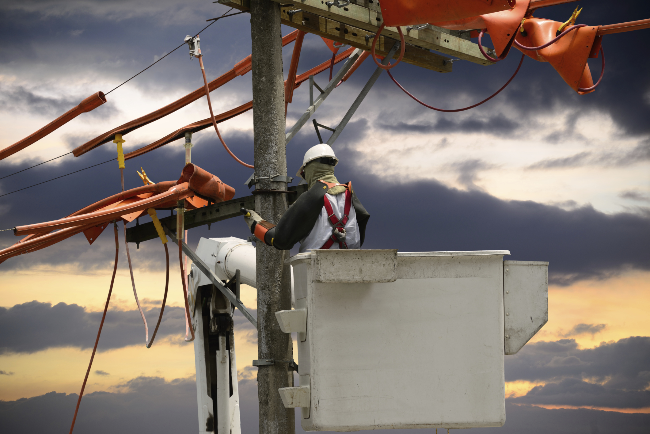 Federal and State Programs That Aim to Improve Grid Resilience 